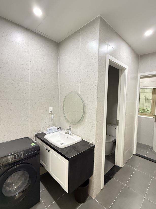 Washbasin and private washer-dryer in studio 2B
